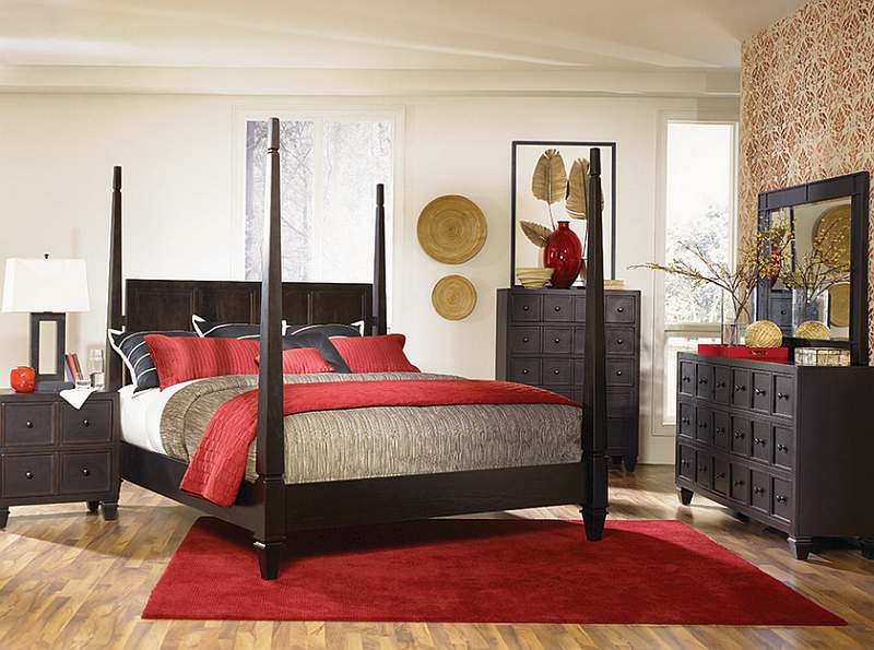 Four poster beds give the bedroom a holiday retreat vibe