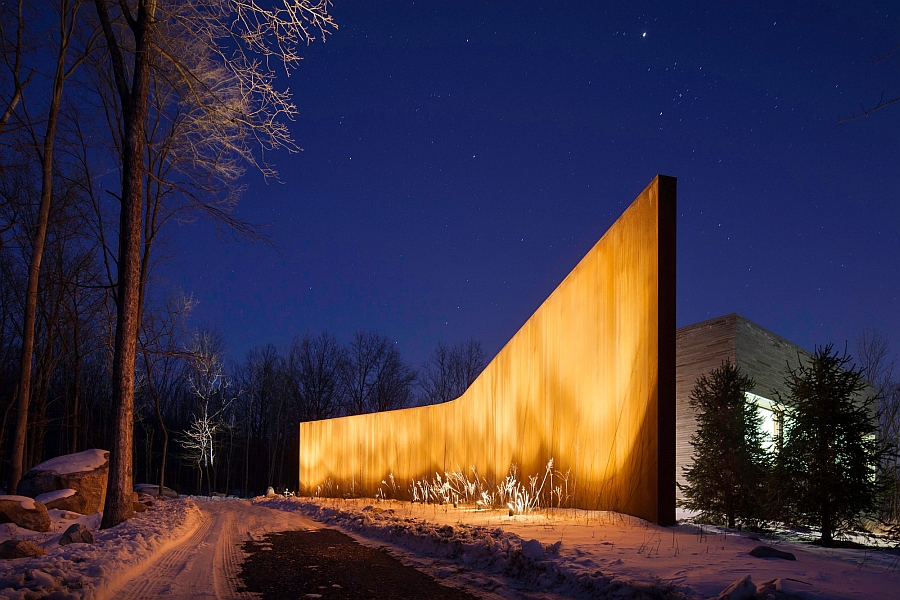 Gorgeously lit wall takes over after sunset