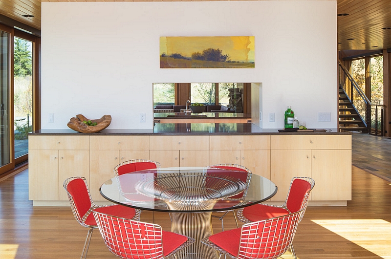 Here you have the Bertoia Chairs complementing the metallic base of the Platner table