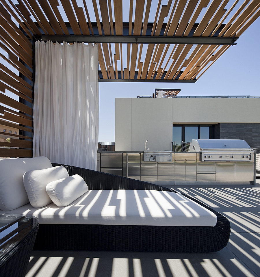 Luxurious daybed offers ample privacy
