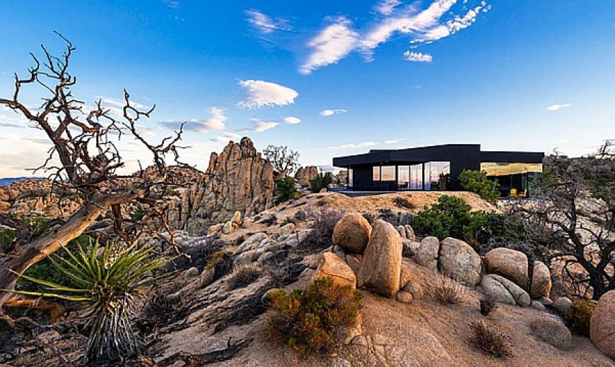 Stunning Silhouette and Spectacular Landscape Define The Black Desert House