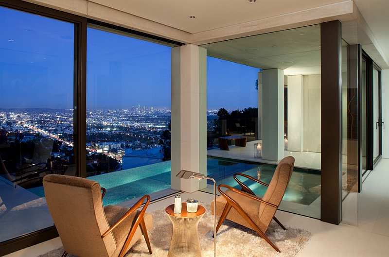 The top of the Platner table complements the wooden frame of the chairs