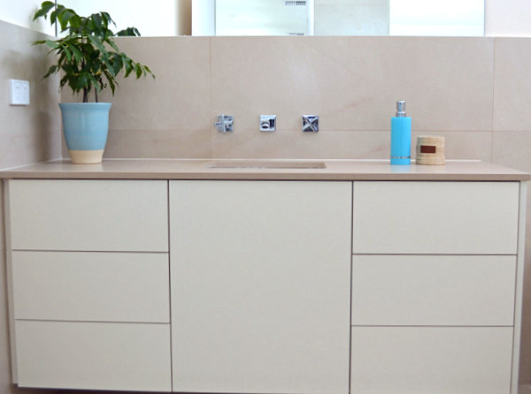 Vivid blue details in a minimalist bathroom