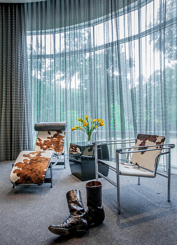 A family room that allows you to enjoy the views outdoor