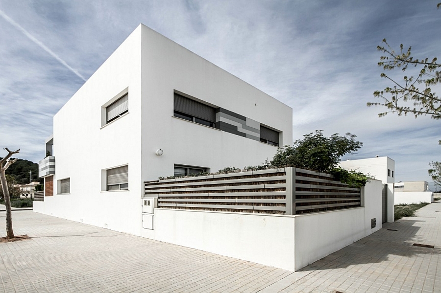 A hint of greenery around the urban Spanish house