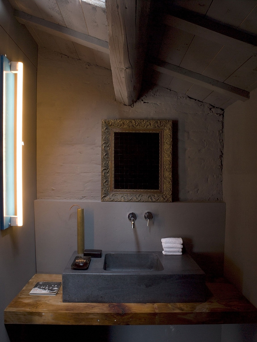 Bathroom that embraces the unpolished wood and exposed concrete surfaces