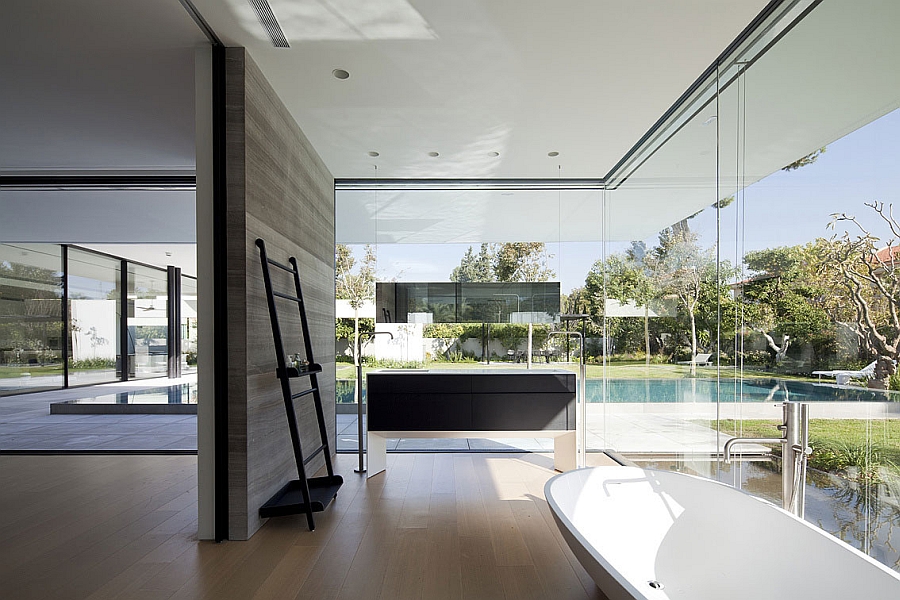 Bathroom that offers unabated view of the outdoors