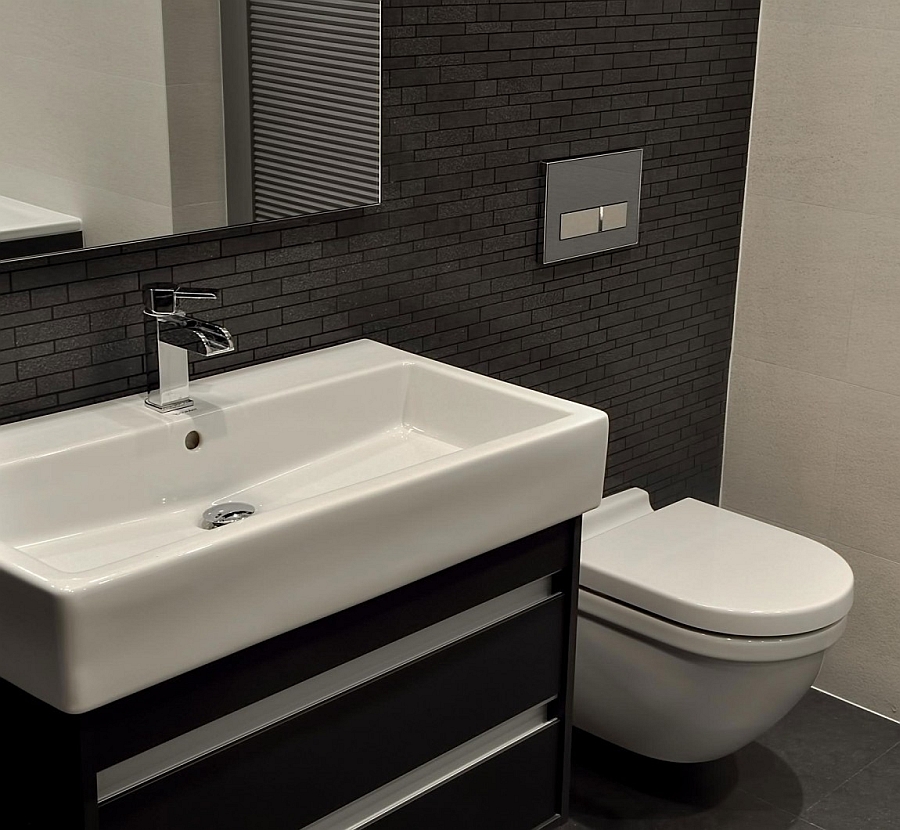 Bathroom that uses the black and white color scheme