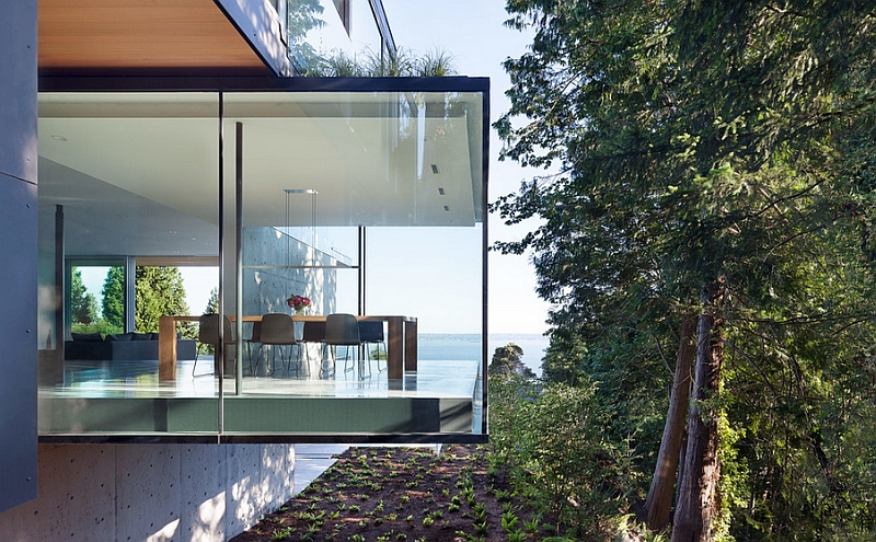 Breathtaking minimalist dining room allows you to get closer to nature!