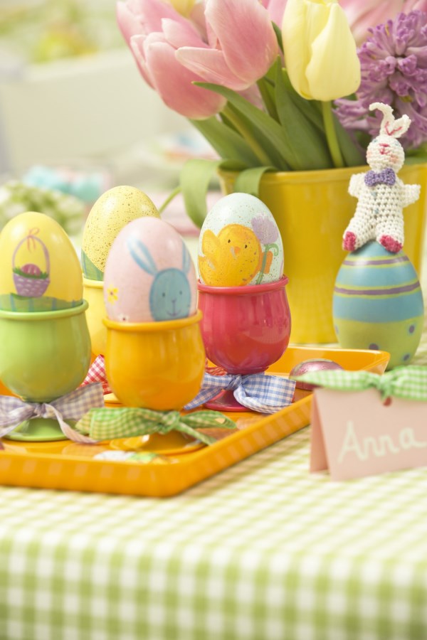 Colorful Easter party decor