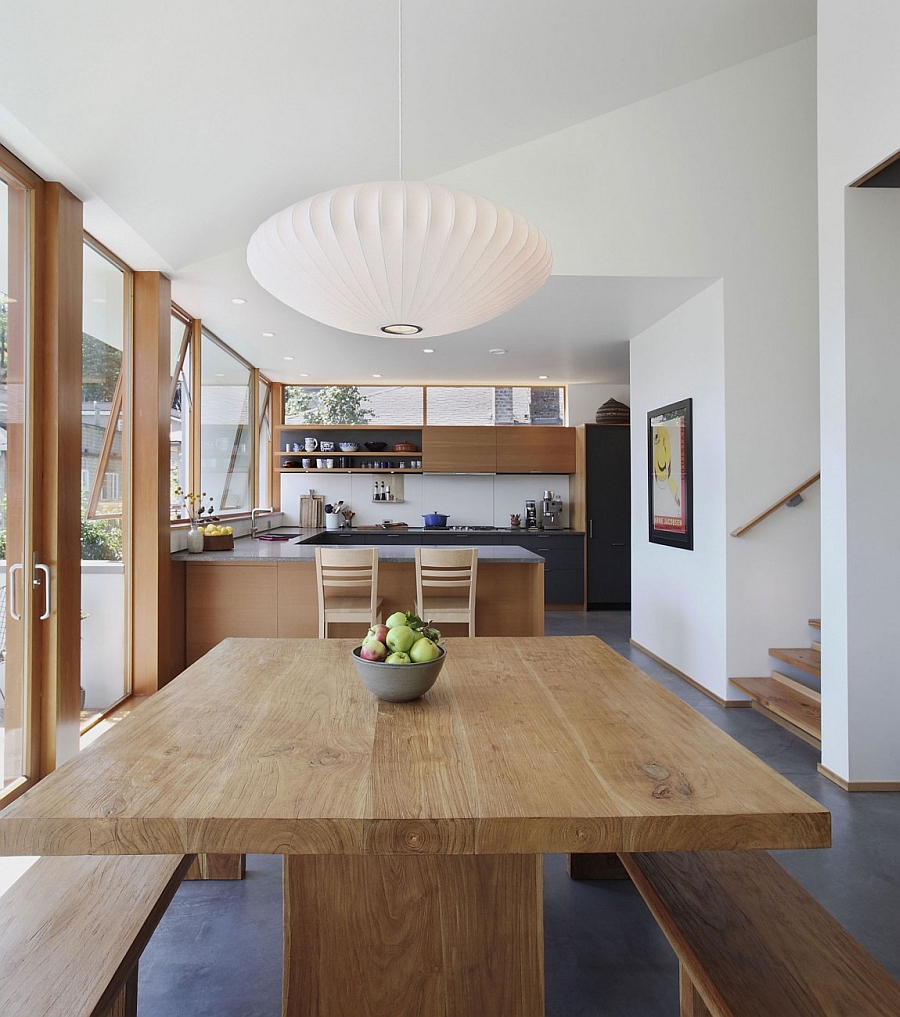 Iconic Saucer pendants from George Nelson above the dining table