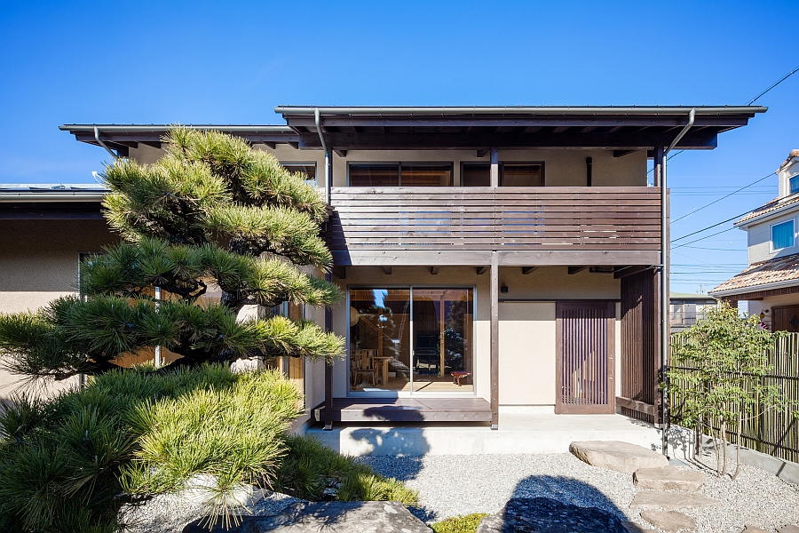 Lovely garden connected visually with the indoors