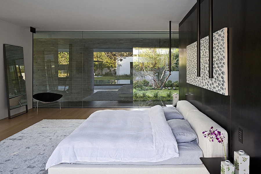 Luxurious bedroom with asimple, modern design