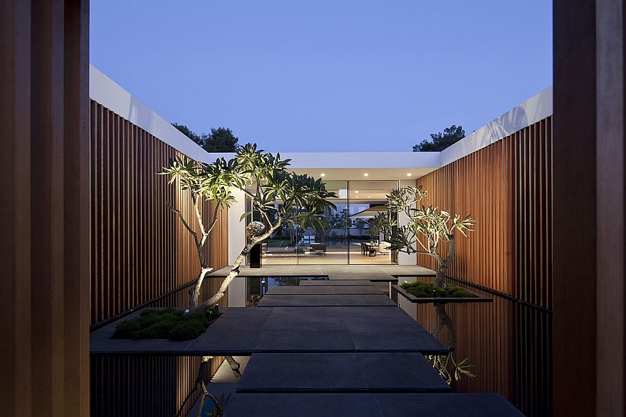 Magical entryway of the Tel Aviv home at sunset