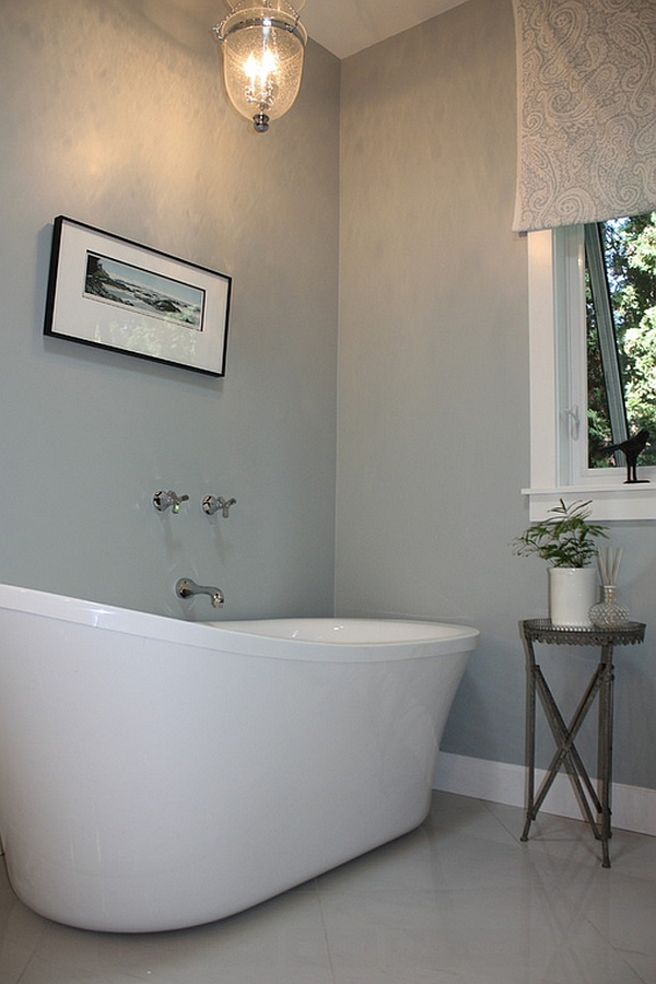 Master bathroom with an imposing bathtub in white