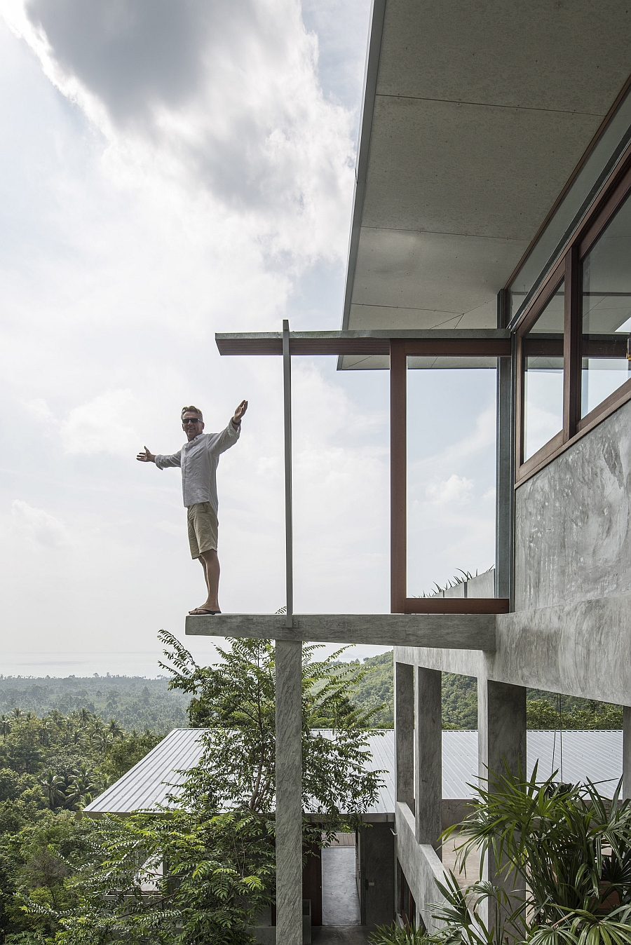 Naked House surrounded by ample green