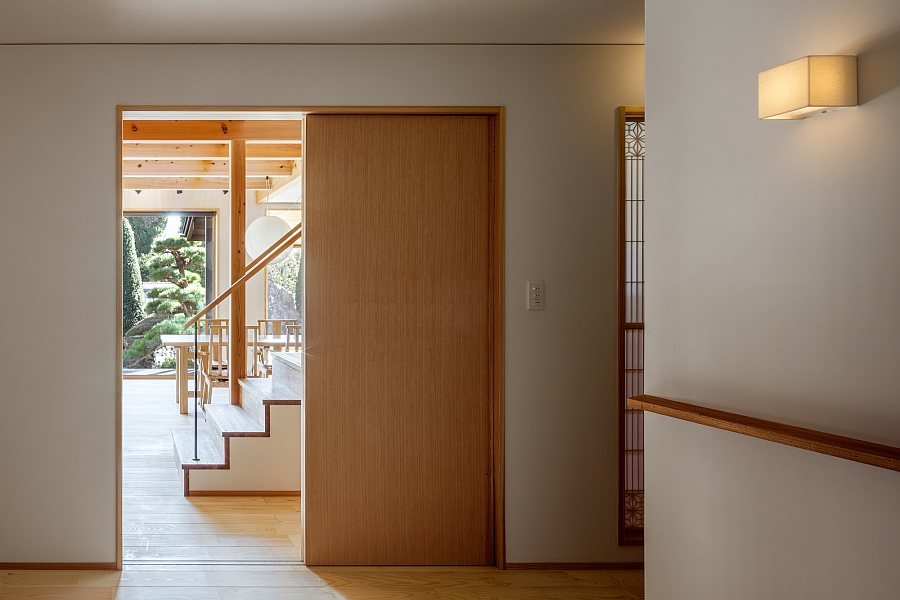 Sliding door allows to switch between privacy and ample views