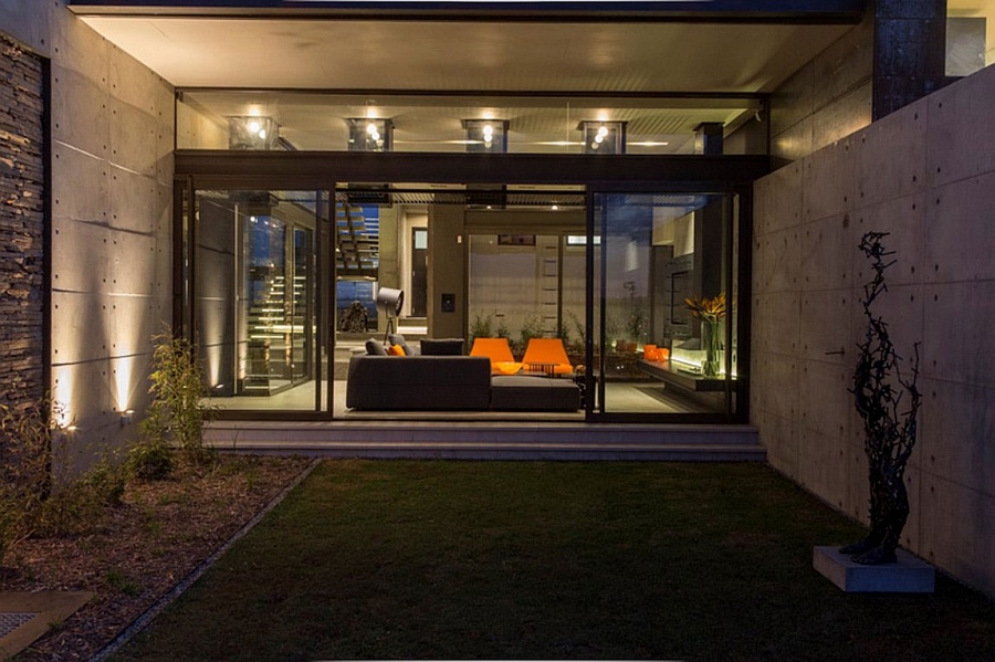 Sliding glass walls conect the living area with the outdoors