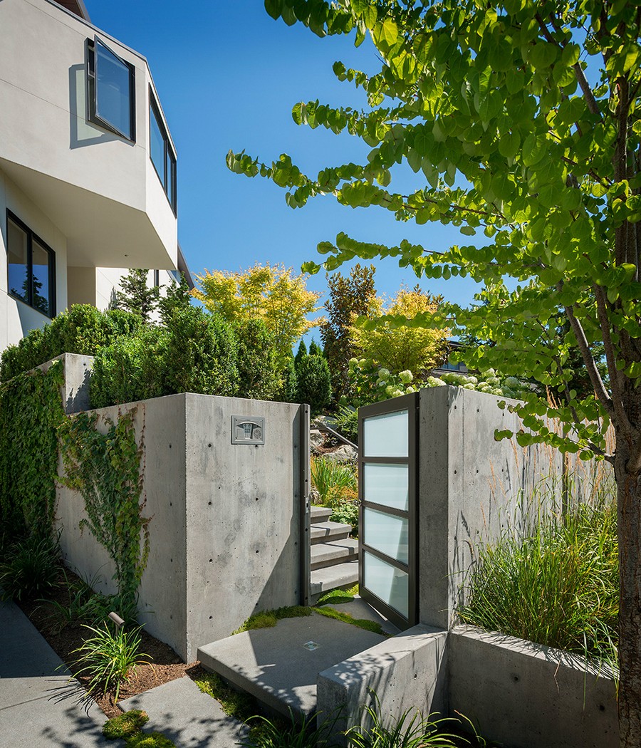 Small entrance of the cotemporary home