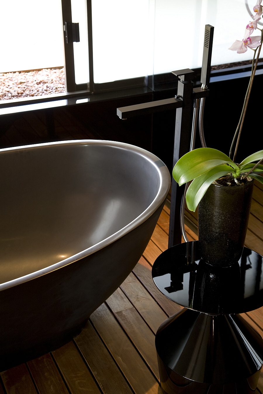 Standalone bathtub in grey