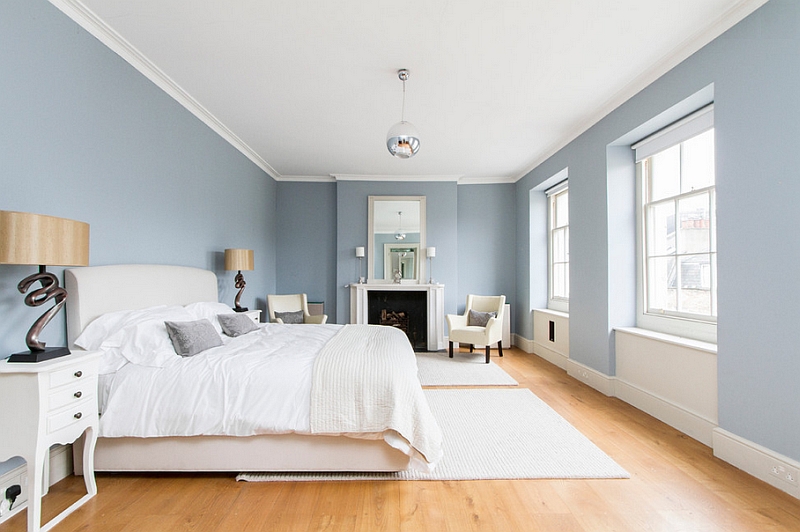 A more serene and soothing approach to the blue and white bedroom design