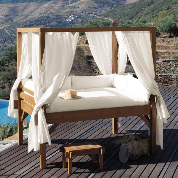 A view to marvel at as you relax in your outdoor canopy bed