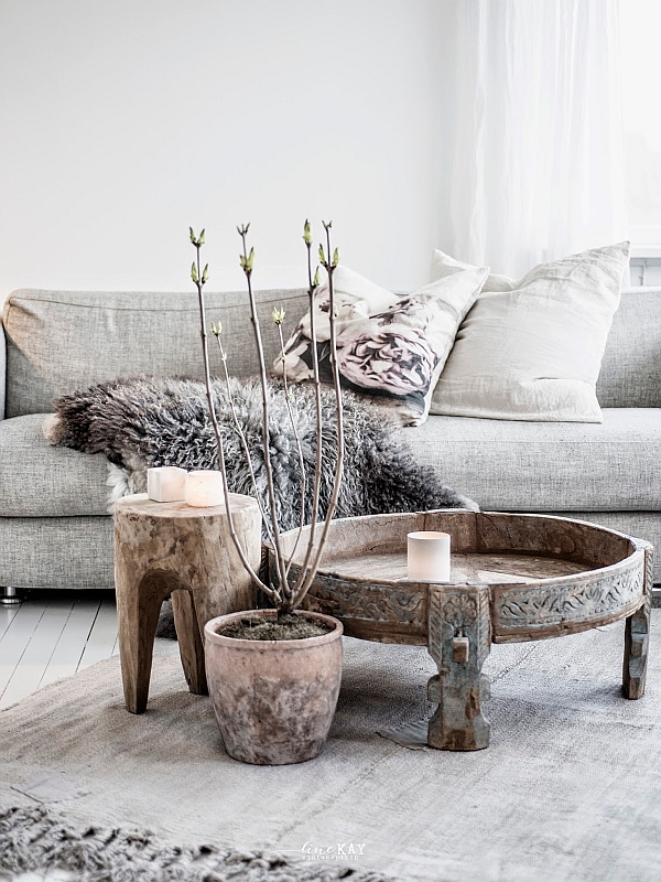 Carved tree trunk table for the rustic living room