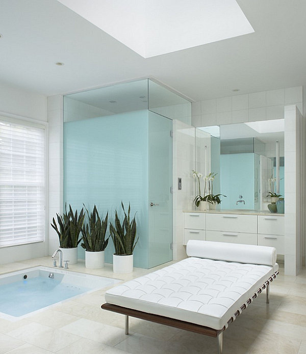 Crisp bathroom with ample greenery