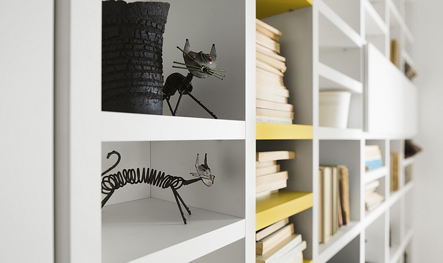 Dceorate your living room bookcase with interesting accessories