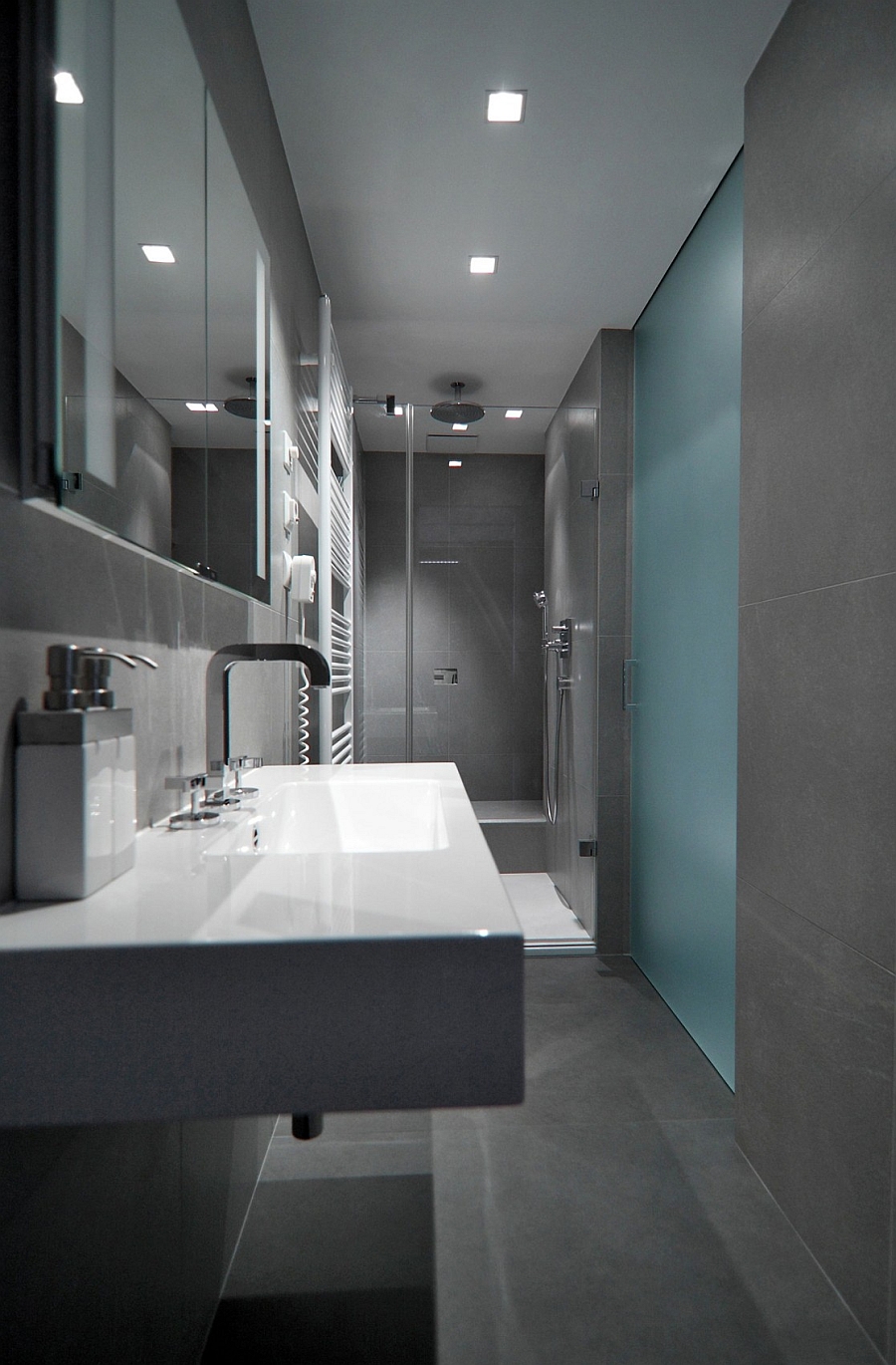 Floating bathroom vanity in white with sink