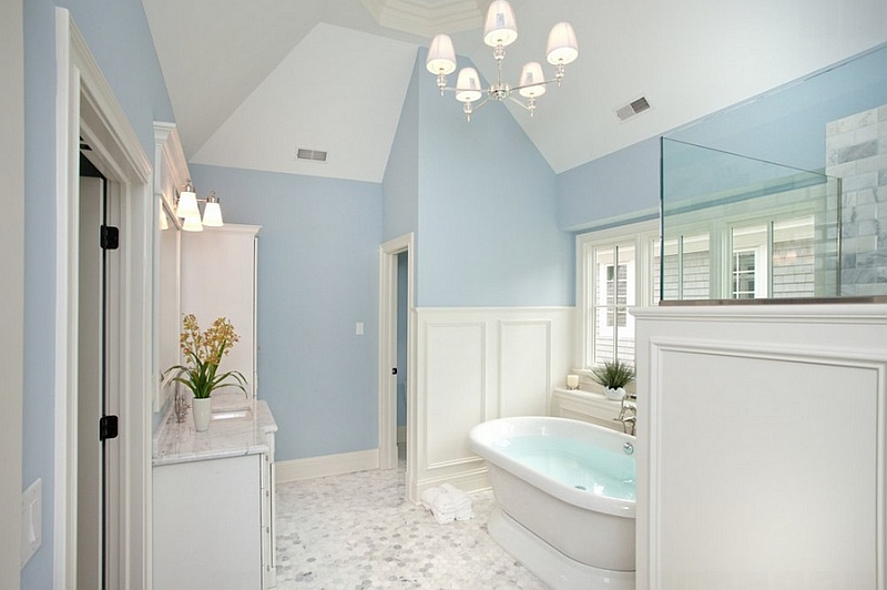 Luxurious traditional bath in blue and white