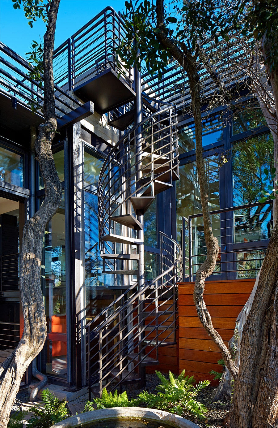 Metallic spiral staircase for the contemporary home