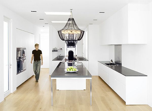 Minimalist use of black and white in the kitchen