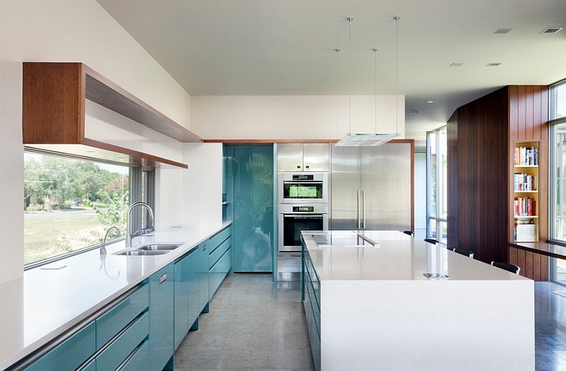 Sleek contemporary kitchen in blue and white