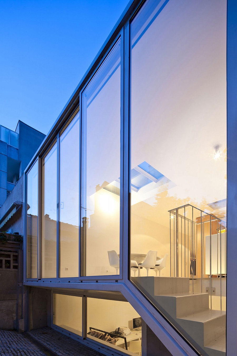 Sliding glass doors connecting the interior with the backyard