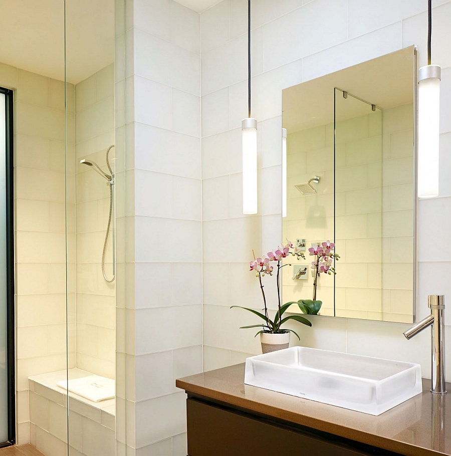 Smart lighting enlivens the bathroom