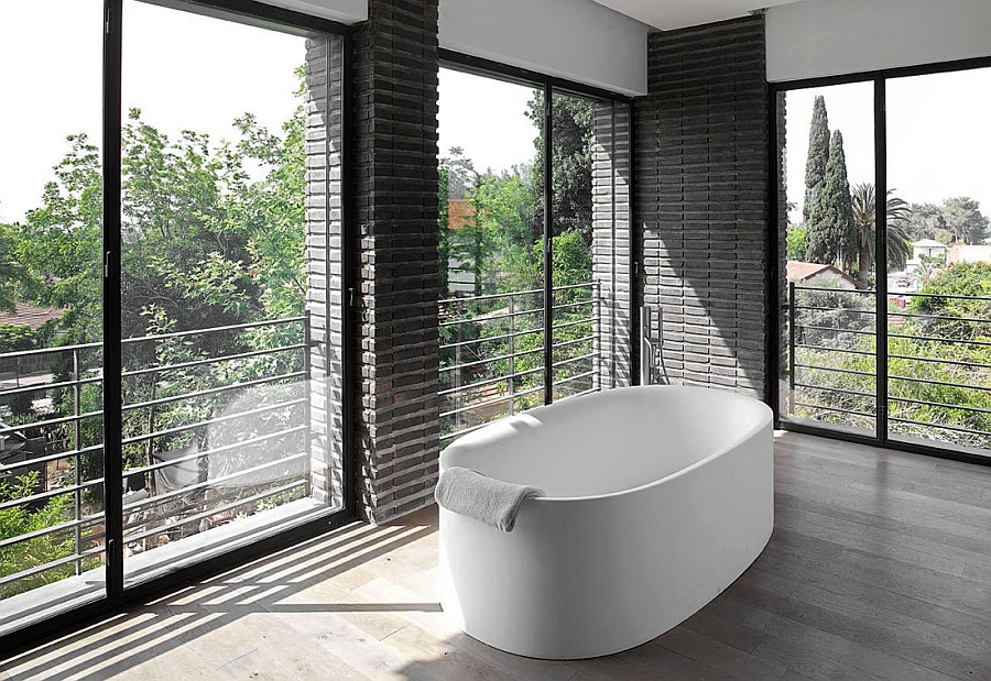 Standalone bathtub that offers unabated views