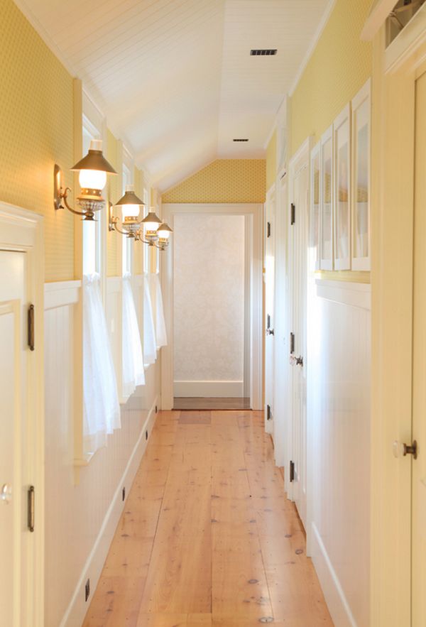 Traditional Approach To Scoonce Lighting In The Hallway 