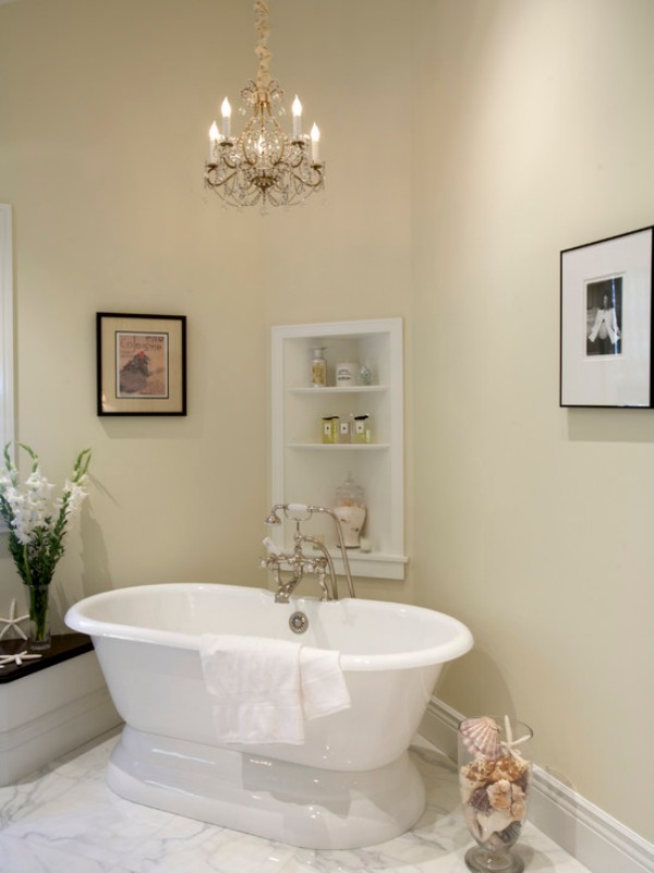 beach-style-bathroom corner shelf