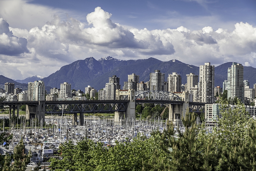 Amazing views of Vancouver skyline from the classy apartment