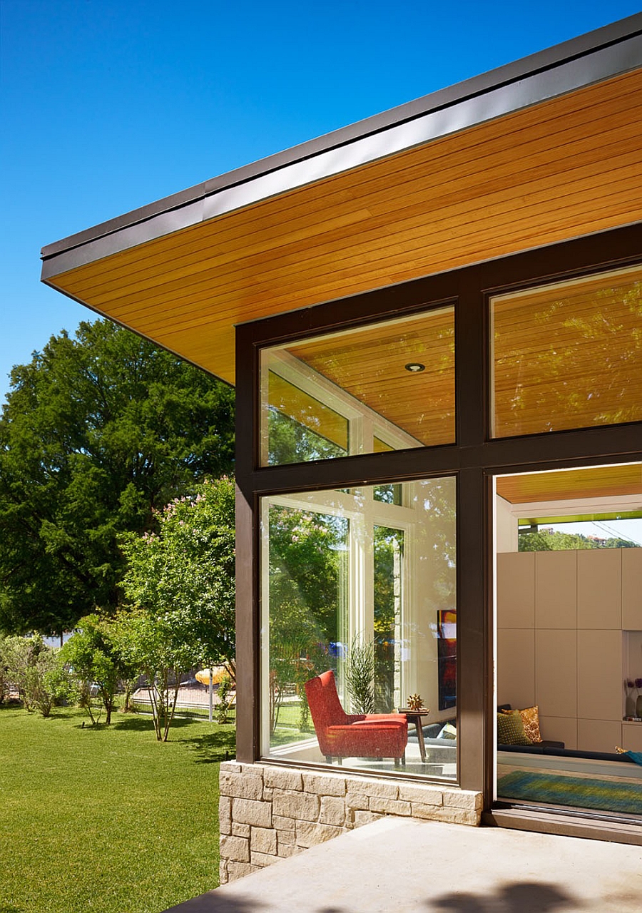 An interior that is effortlessly connected with the Texas landscape outside