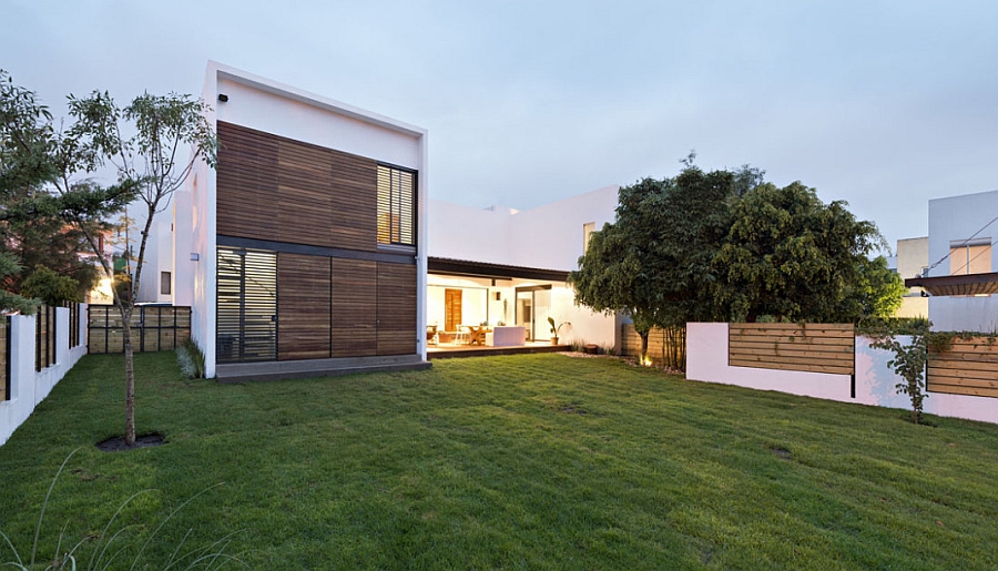 Beautiful modern house that is connected with the backyard in a seamless fashion