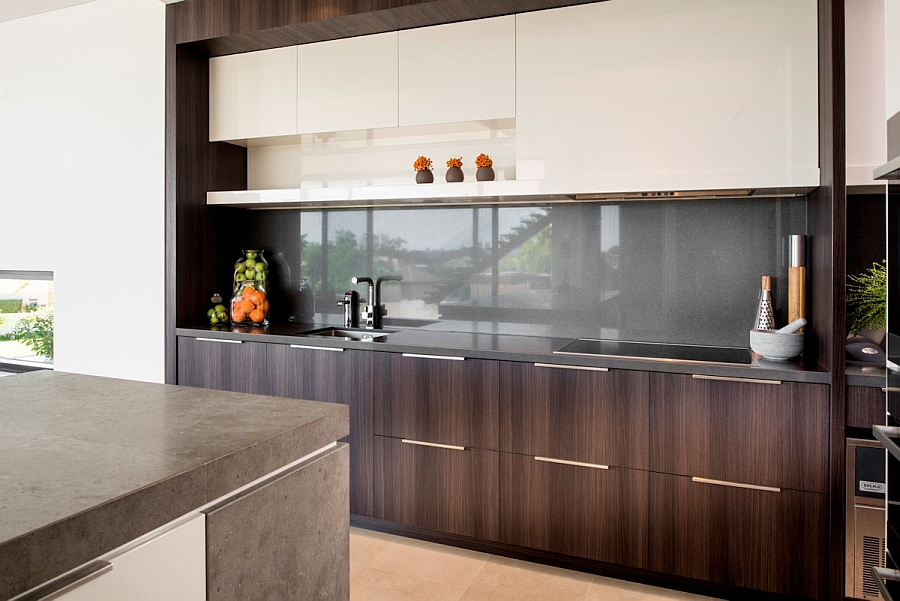 Combine wooden shelves with glossy cabinets in white in the kitchen