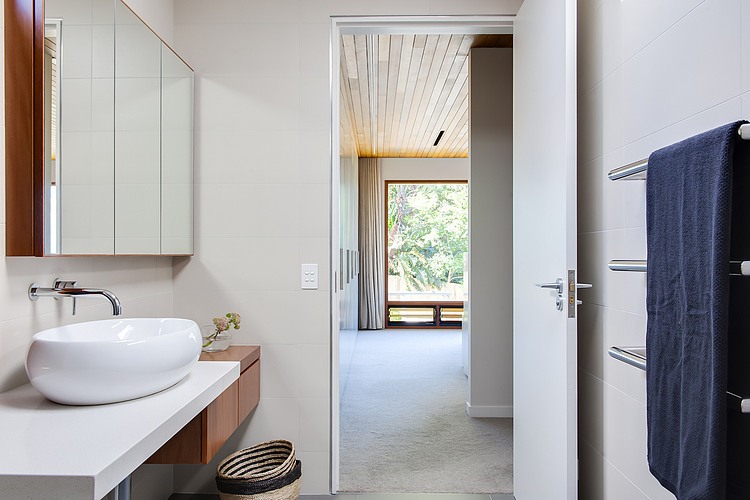 Contemporary bathroom in white with blue accents