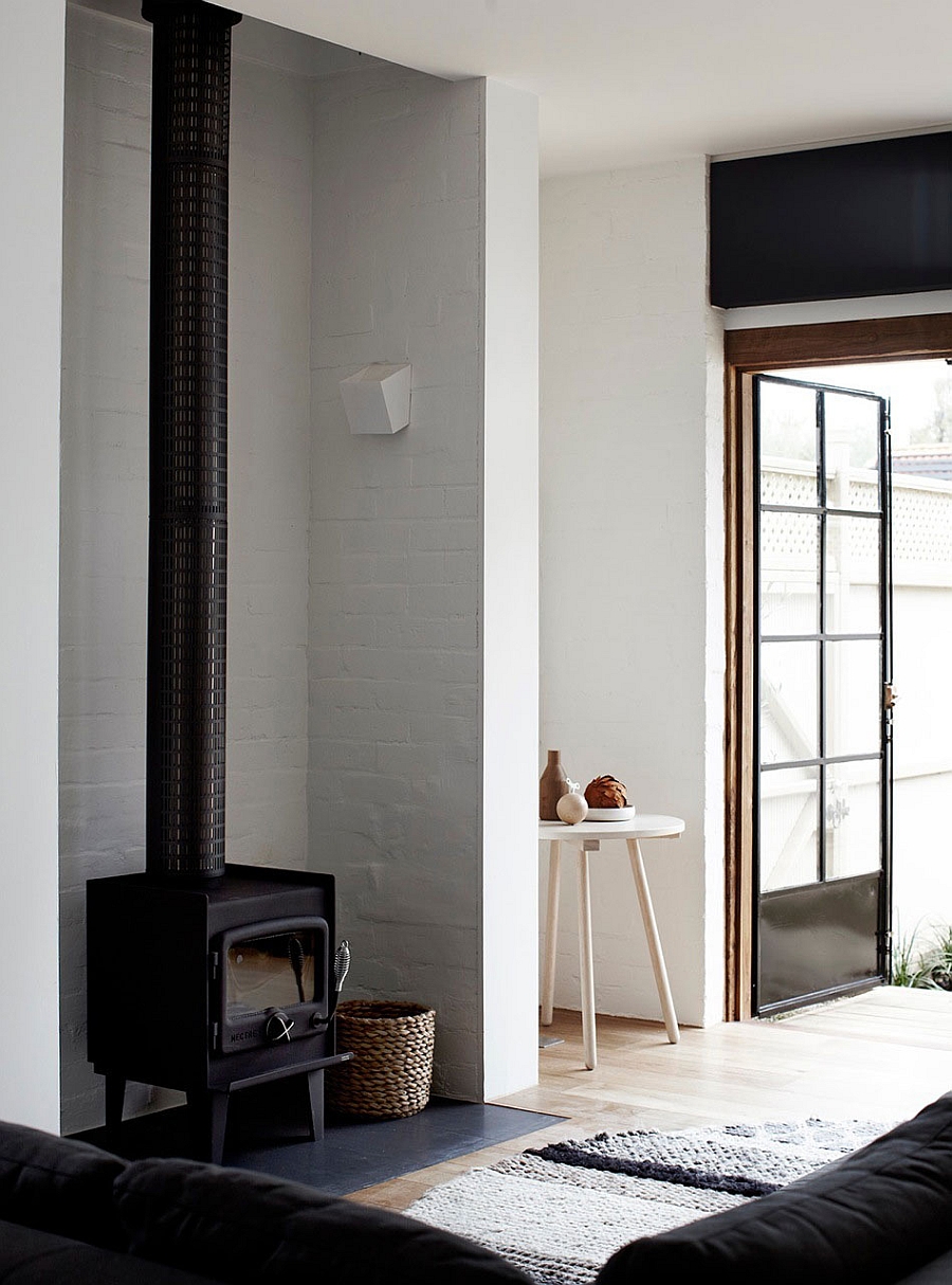 Cool fireplace in black standsout thanks to the light backdrop