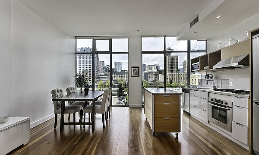 Dramatic Views And A Snazzy Interior Shape Loft-Style Apartment In Vancouver 