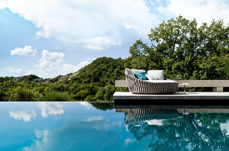 Ergonomic and aesthetic form of the Tosca daybed