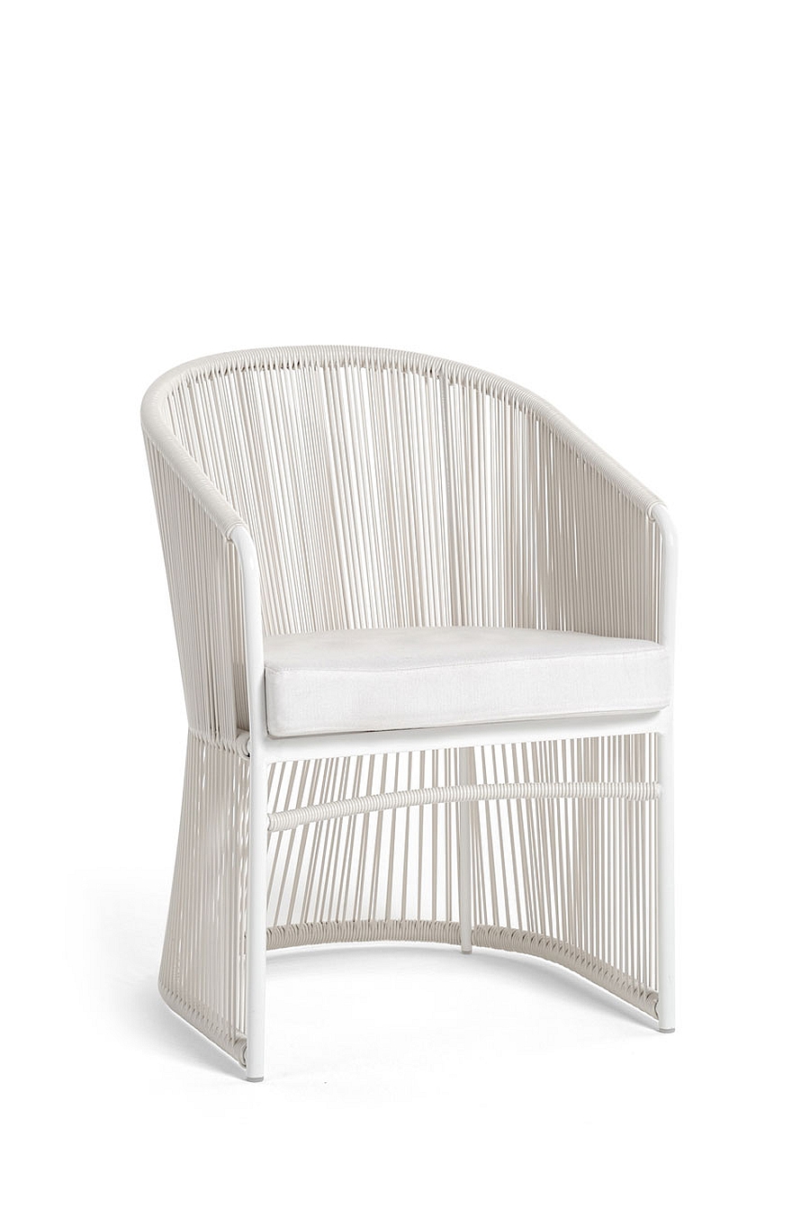 Exquisite outdoor seating in relaxed white is perfect for the summer lounge