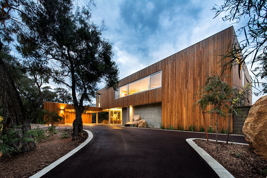 Front facade of the woodsy beach house in Australia