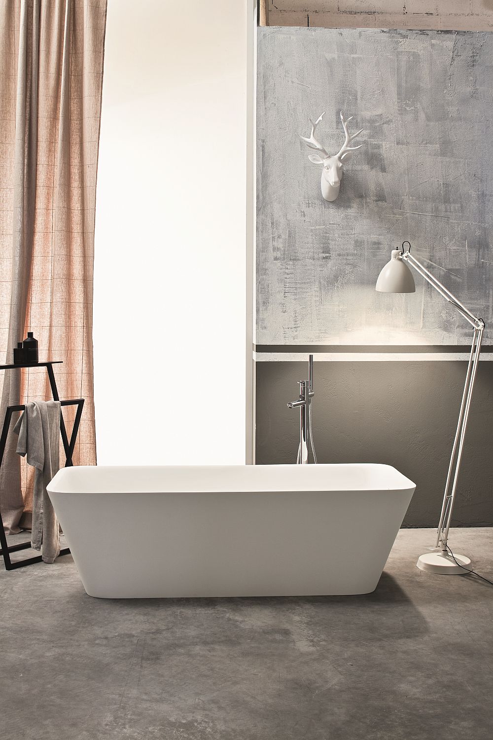 Goregous freestanding bathtub combines rounded edges with a contemporary design